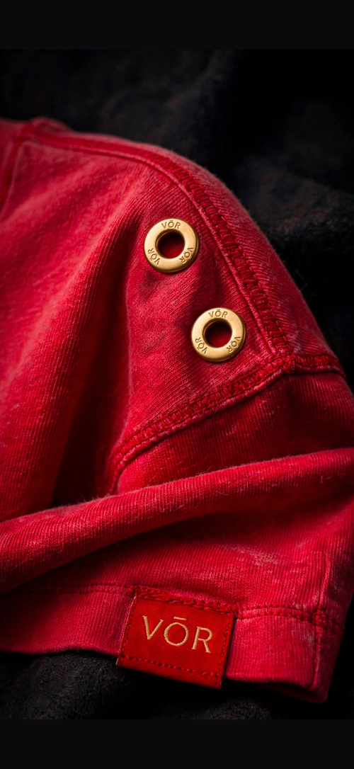 VÖR RED OVERSIZED
Washed Red. Premium Comfort. Signature Details.