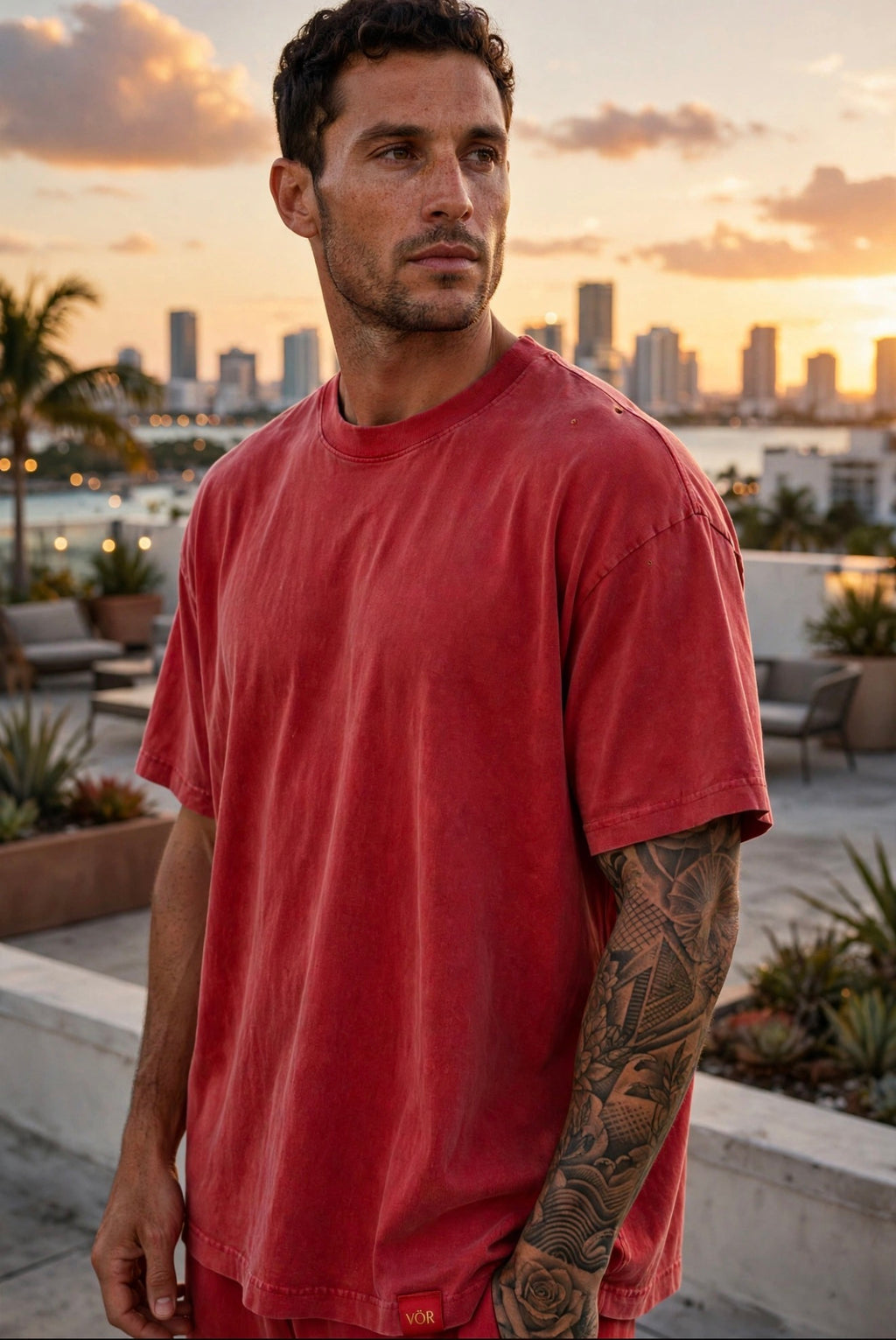 VÖR RED OVERSIZED
Washed Red. Premium Comfort. Signature Details.